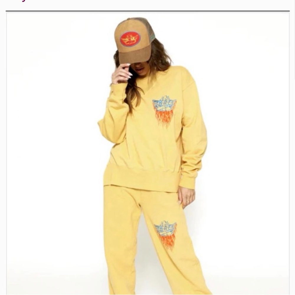 Boys lie yellow set